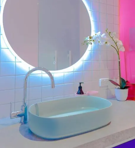 Apartment Designers Dream, Tokyo Pop Art With Courtyard, Fire & Views