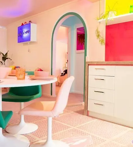 Apartment Designers Dream, Tokyo Pop Art With Courtyard, Fire & Views *