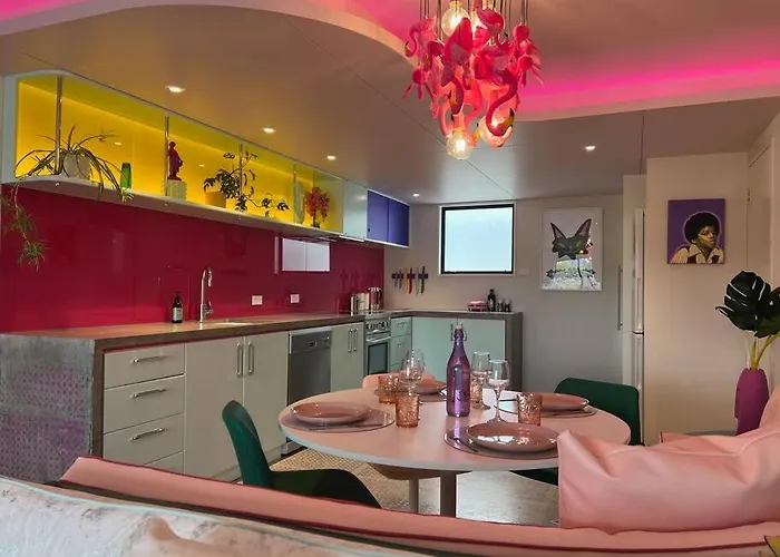 Designers Dream, Tokyo Pop Art With Courtyard, Fire & Views Wanaka