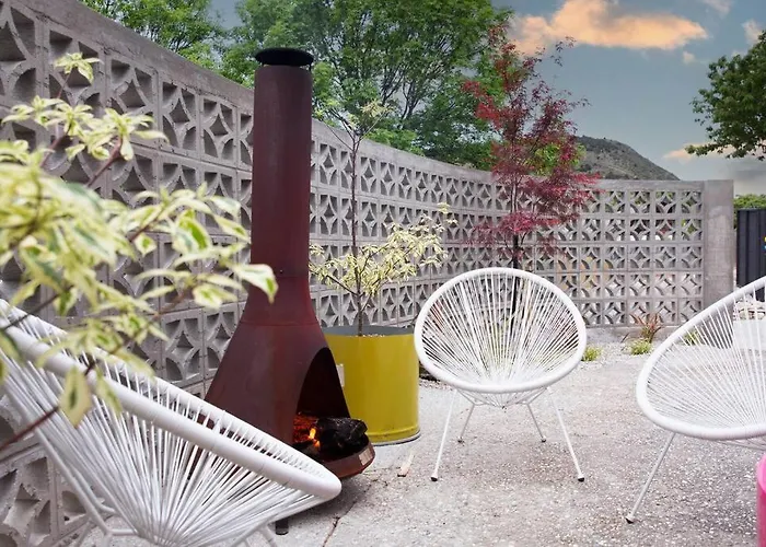 Designers Dream, Tokyo Pop Art With Courtyard, Fire & Views * Wanaka