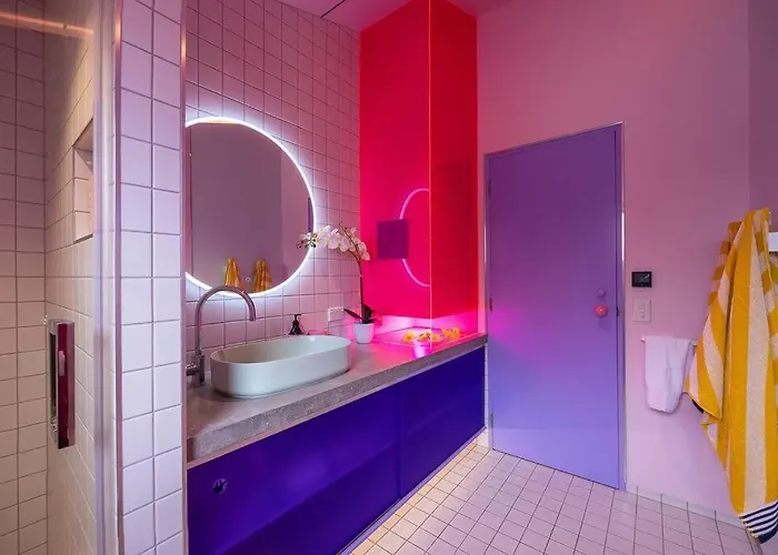 Apartment Designers Dream, Tokyo Pop Art With Courtyard, Fire & Views *