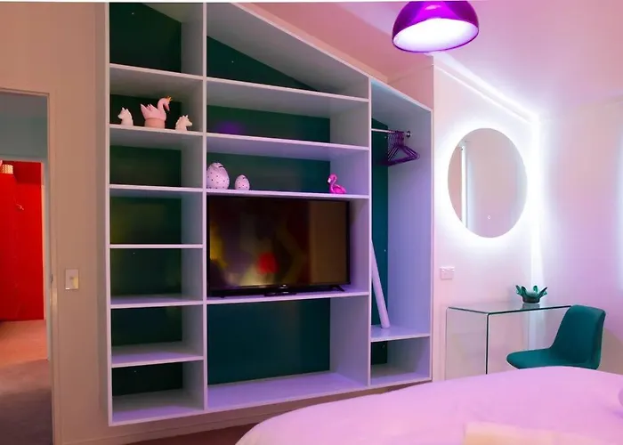 Designers Dream, Tokyo Pop Art With Courtyard, Fire & Views Apartment Wanaka