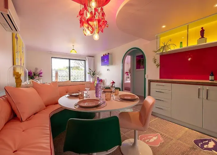 Designers Dream, Tokyo Pop Art With Courtyard, Fire & Views * Wanaka