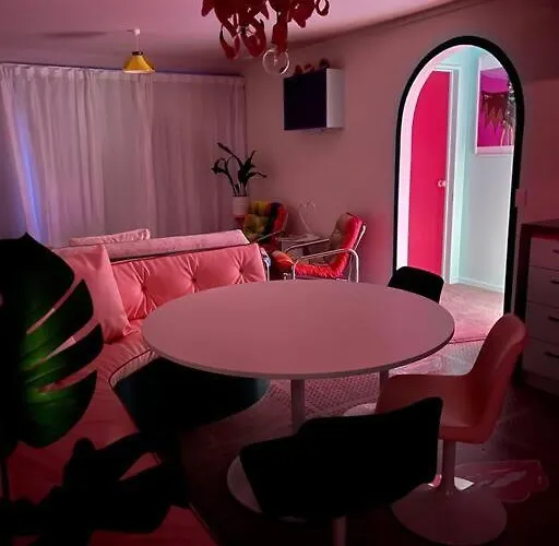 Designers Dream, Tokyo Pop Art With Courtyard, Fire & Views Apartment Wanaka