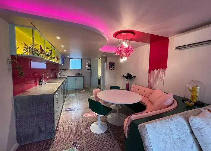 Designers Dream, Tokyo Pop Art With Courtyard, Fire & Views Apartment *