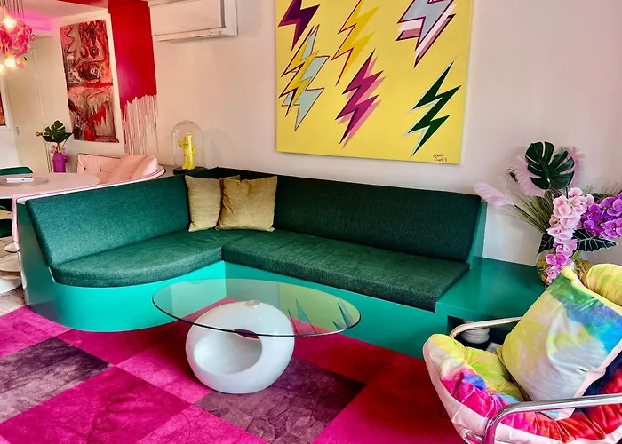 Apartment Designers Dream, Tokyo Pop Art With Courtyard, Fire & Views
