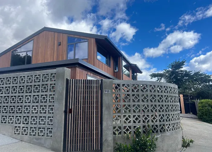 Designers Dream, Tokyo Pop Art With Courtyard, Fire & Views Wanaka