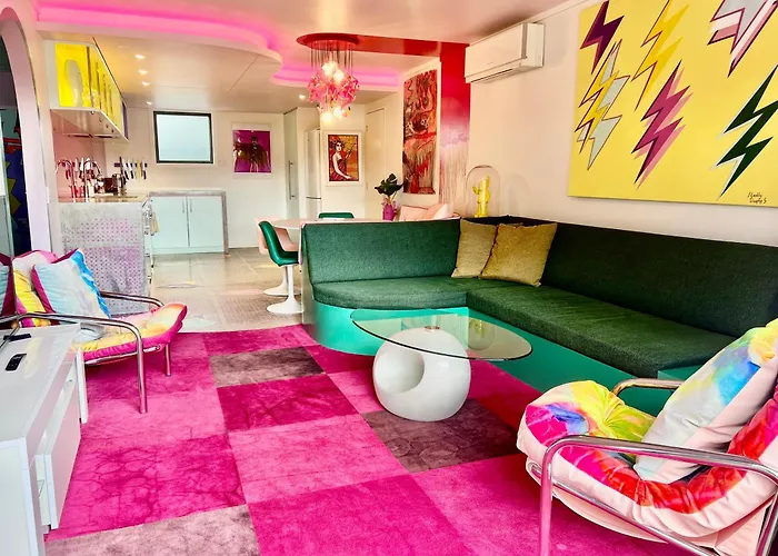 Designers Dream, Tokyo Pop Art With Courtyard, Fire & Views Apartment *