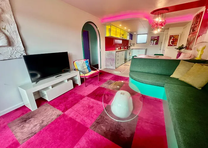 Apartment Designers Dream, Tokyo Pop Art With Courtyard, Fire & Views *