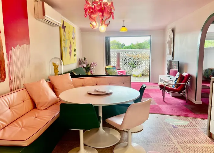 Designers Dream, Tokyo Pop Art With Courtyard, Fire & Views Apartment Wanaka