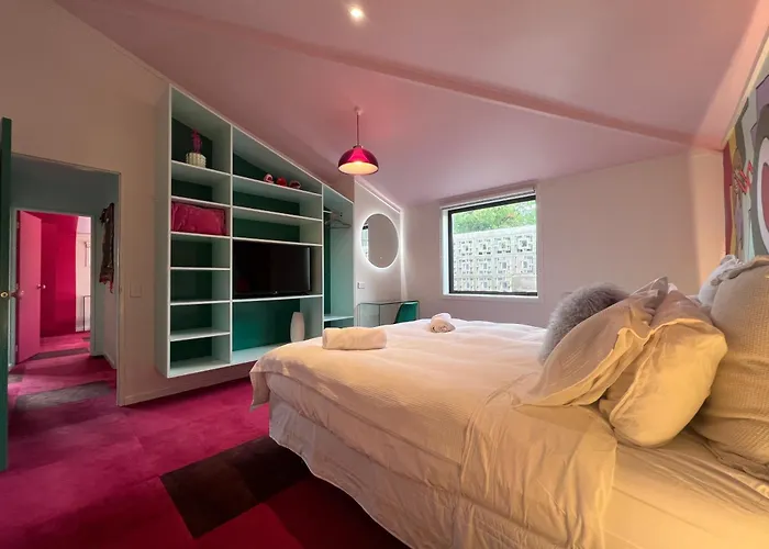 Apartment Designers Dream, Tokyo Pop Art With Courtyard, Fire & Views Wanaka