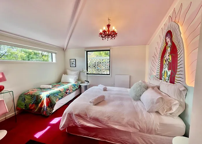 Designers Dream, Tokyo Pop Art With Courtyard, Fire & Views Wanaka