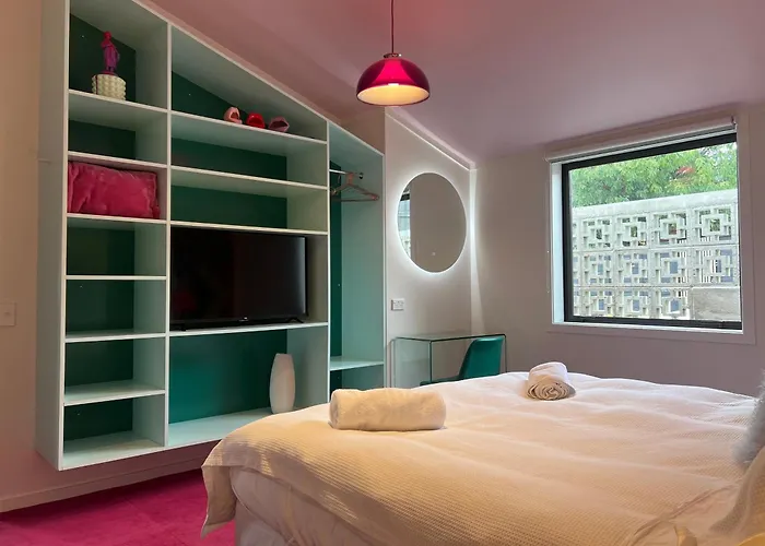 Designers Dream, Tokyo Pop Art With Courtyard, Fire & Views Wanaka