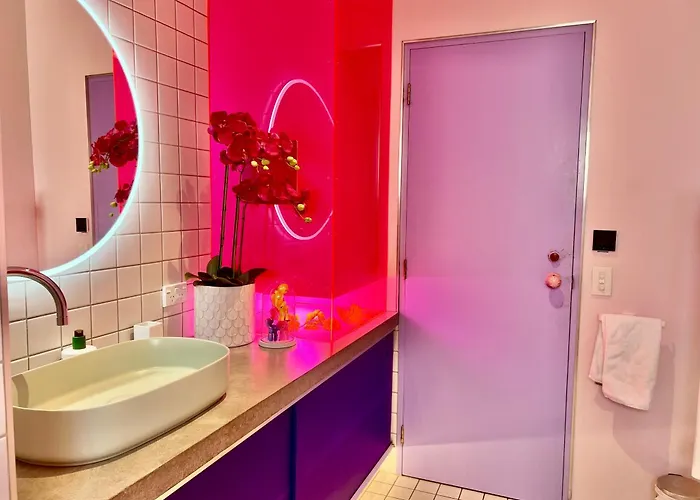 Apartment Designers Dream, Tokyo Pop Art With Courtyard, Fire & Views *