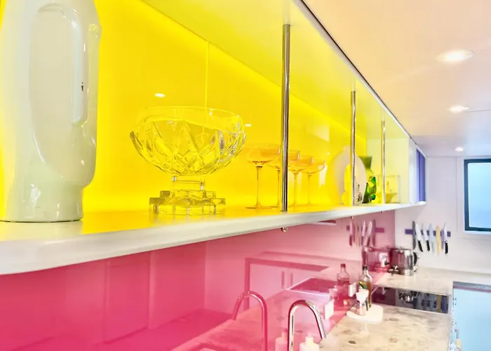 Apartment Designers Dream, Tokyo Pop Art With Courtyard, Fire & Views Wanaka