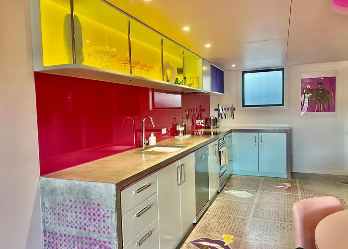 Designers Dream, Tokyo Pop Art With Courtyard, Fire & Views Wanaka