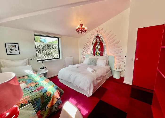 Apartment Designers Dream, Tokyo Pop Art With Courtyard, Fire & Views Wanaka